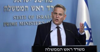 Omicron, il ministro della sanità israeliano: “Protetti con 3 dosi di vaccino”. Verso tracciamento dei telefoni dei contagiati da parte dei servizi segreti