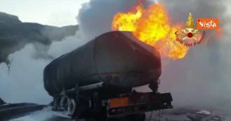 Copertina di Autocisterna con 40mila litri di carburante si ribalta e si incendia sulla Flaminia: le operazioni dei Vigili del fuoco – Video