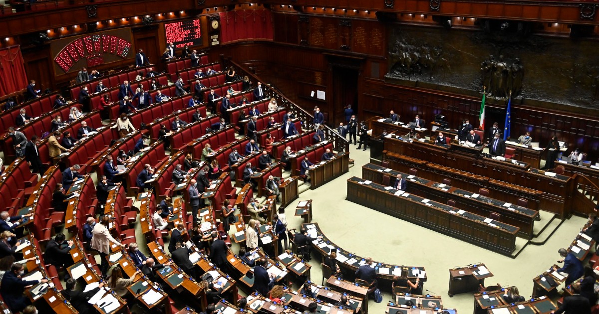 Copertina di Porte girevoli tra affari e politica, i renziani e Forza Italia votano contro la legge anti lobby. M5s: “Qualcuno non vuole questa norma”