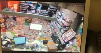 Copertina di Torino, carabiniere tenta di impedire una rapina e viene accoltellato: le immagini della telecamera di sorveglianza della farmacia – Video
