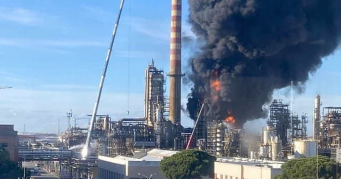 Livorno, scoppi e incendio nella raffineria Eni: fumo visibile a chilometri di distanza. Nessun ferito ed emergenza rientrata