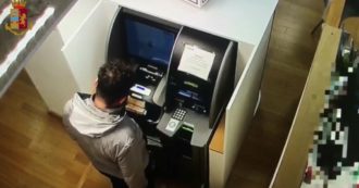 Copertina di Roma, rubavano nuovi bancomat spediti ai clienti e si facevano dare i pin: tre arresti per truffa. Ecco uno dei prelievi – Video