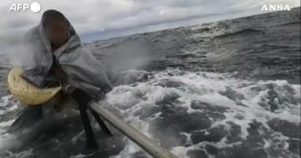 Copertina di Naufrago resta in mare per 22 ore: il salvataggio della guardia costiera giapponese – Video