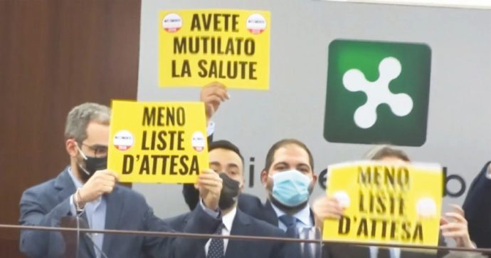 Digos in Aula per cacciare i 5S