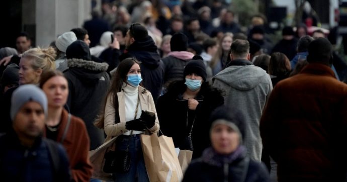 Omicron molto trasmissibile e Londra parte con le quarte dosi