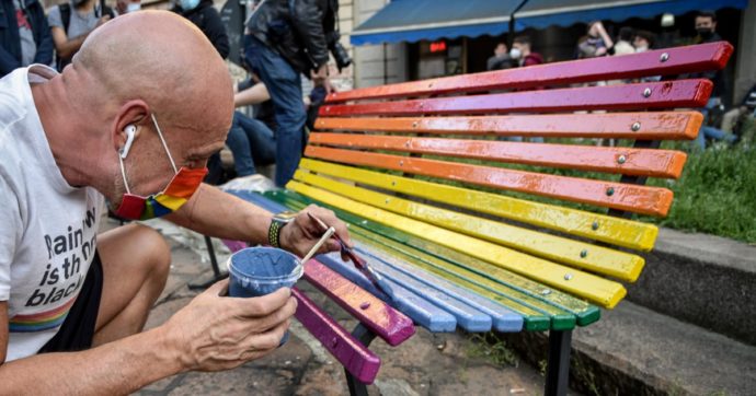 Copertina di Panchina arcobaleno, 120 firme alla Camera