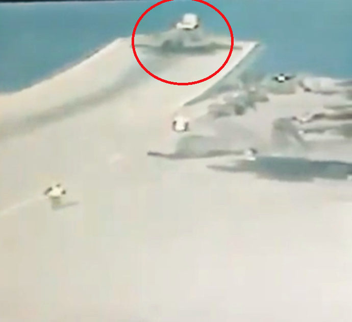 L’F-35 da più di 100 milioni di euro si schianta in mare: il video del decollo fallito dalla portaerei