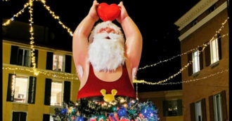 Copertina di Modena, il “Babbo Natale in tutù” divide. La Lega e FI: “Mezzo babbo e mezza babba”, “Distrugge immaginario”. L’ideatore: “Inno alla leggerezza”