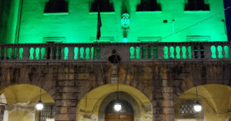 Copertina di ‘Lanterne verdi’ a Cascina: nel post-Ceccardi è primo Comune toscano che sposa la campagna per i profughi tra Polonia e Bielorussia