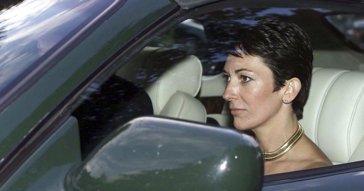 Caso Epstein, la testimone contro Ghislaine Maxwell: “Sono finita nelle loro grinfie a14 anni. Non avevo mai visto un pene prima, mi hanno istruita su come fargli massaggi sessuali”