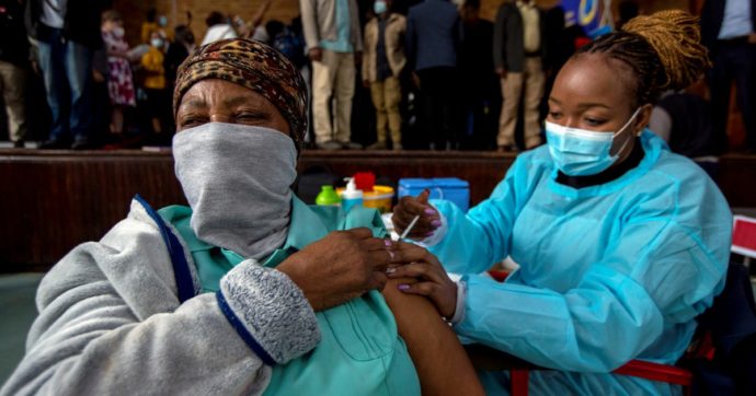 Covid, la sperimentazione di Regione Lombardia per portare in Africa un milione di dosi di vaccino