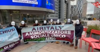 Copertina di I lavoratori Air Italy protestano a Bruxelles: “Vogliamo diritti e tutele, con il lavoro non si scherza”. Il flashmob fuori dal Parlamento Ue