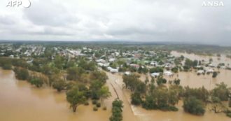 Copertina di Alluvioni in Australia, diverse aree del Queensland sommerse dall’acqua: le immagini dall’alto – Video