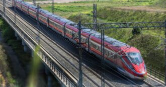 Copertina di Guasto alla linea ferroviaria Roma-Napoli: rallentamenti e ritardi fino a 60 minuti per i treni. Tecnici al lavoro nei pressi di Caserta