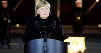 Copertina di L’ultimo addio di Merkel da cancelliera: “Combattete per la democrazia”. La banda suona tre canzoni scelte da lei (una è punk)