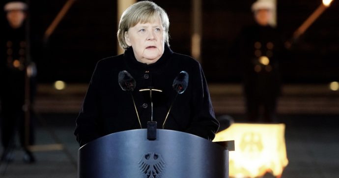 L’ultimo addio di Merkel da cancelliera: “Combattete per la democrazia”. La banda suona tre canzoni scelte da lei (una è punk)