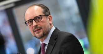 Copertina di Austria, si è dimesso il cancelliere Alexander Schallenberg: “Capo del governo e del partito di maggioranza siano la stessa persona”
