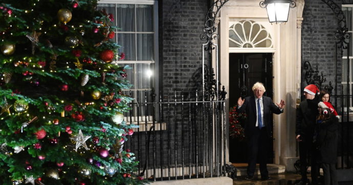 Copertina di Divieto per tutti, ma a Downing Street si festeggiava per il Natale