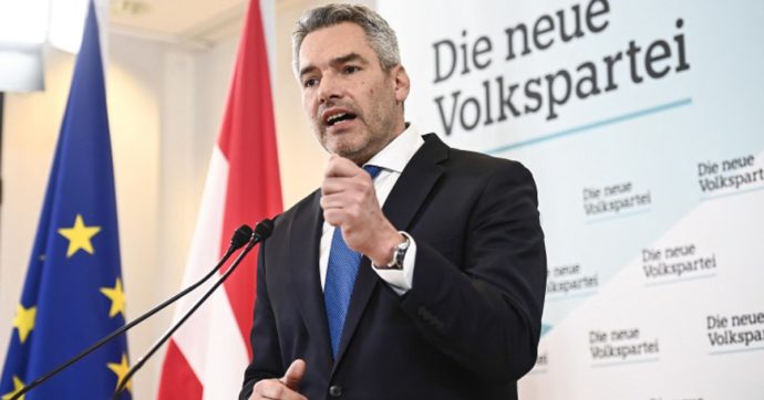 Austria, il partito popolare indica Karl Nehammer nuovo cancelliere. Schallenberg torna ministro degli Esteri