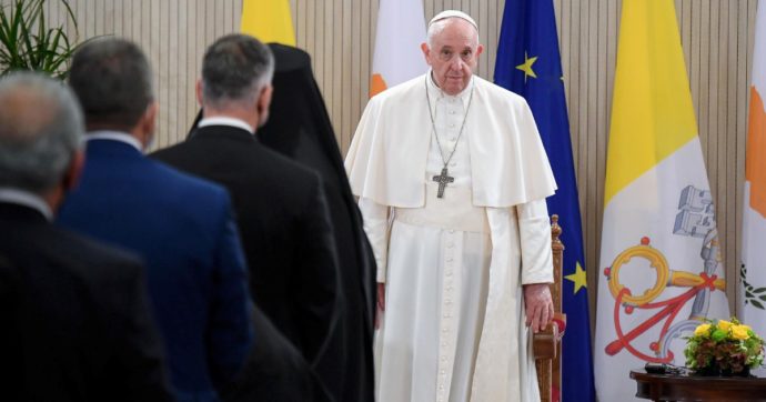 Copertina di Papa Francesco nell’isola divisa: “I muri della paura non servono”