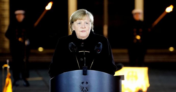 “Grazie per la fiducia”. Merkel si congeda tra valzer e note punk
