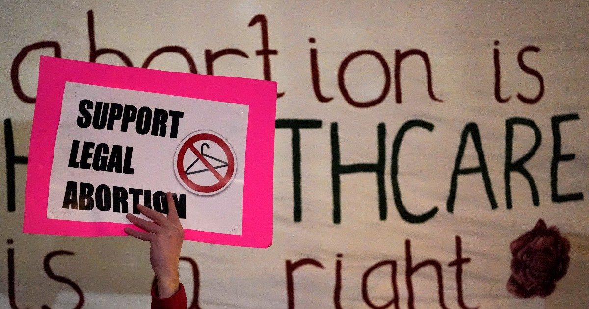 Usa, il diritto all’aborto è appeso a un filo: la legge del Mississippi dimezza il tempo a disposizione per interrompere la gravidanza. E la Corte Suprema, in mano ai conservatori, potrebbe approvarla