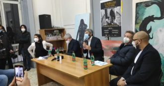 Copertina di “Secondigliano, un’altra Napoli”: segui l’incontro del Fatto con Fico, Manfredi e Melillo nel quartiere della mattanza dei ventenni