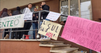 Copertina di Nuoro, la protesta del liceo Satta contro lo stop a piercing e unghie lunghe voluto dalla preside