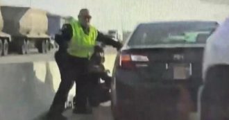 Stati Uniti, poliziotto si salva in extremis schivando all’ultimo secondo una collisione tra più auto: il video