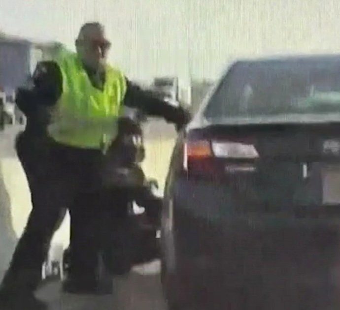 Stati Uniti, poliziotto si salva in extremis schivando all’ultimo secondo una collisione tra più auto: il video