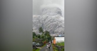 Copertina di Indonesia, migliaia di persone in fuga dalle proprie case per l’eruzione del vulcano Semeru: le immagini