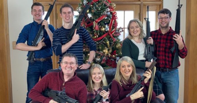 Stati Uniti, deputato repubblicano del Kentucky posta foto di famiglia per gli auguri di Natale: imbracciano tutti i mitra