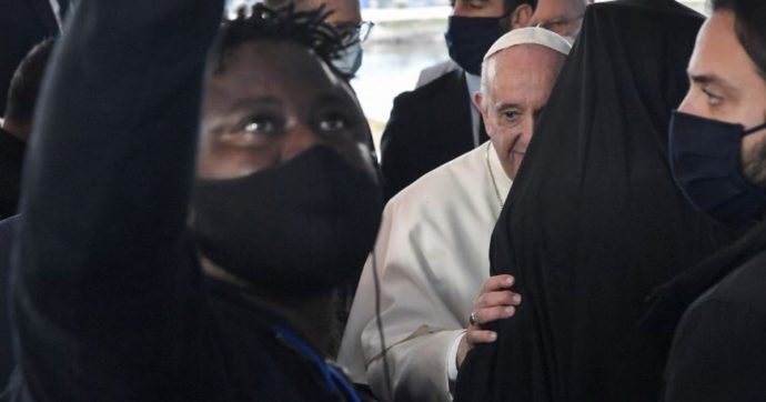 Papa Francesco a Lesbo tra i migranti: “Triste che l’Europa proponga i muri come soluzione. Affrontare le cause profonde, non le persone”