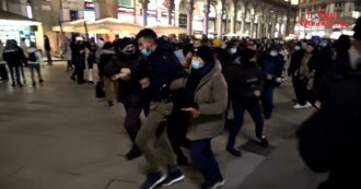 Copertina di Milano, 20esimo sabato di protesta No green pass in piazza Duomo: manifestazione subito fermata dalla polizia