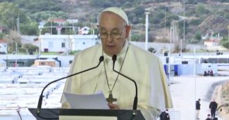 Migranti, Papa a Lesbo: “Il Mediterraneo sta diventando un freddo cimitero senza lapidi, fermiamo questo naufragio di civiltà”