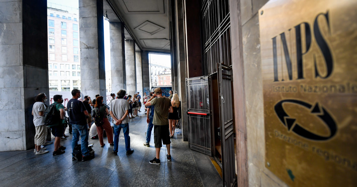 Lavoro, la giungla dei contratti collettivi: sono 933, 77 in più rispetto a un anno fa. Tridico: “La proliferazione punta a ridurre salari e tutele”