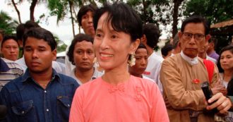 Copertina di Aung San Suu Kyi, la premio Nobel condannata a 2 anni di carcere per incitamento al dissenso contro i militari e violazione misure Covid