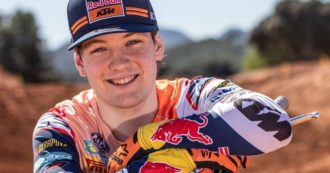Copertina di Morto Rene Hofer, il pilota di motocross travolto da una valanga mentre stava sciando fuoripista a 2400 metri di quota: aveva 19 anni