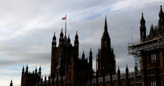 Copertina di “Tracce di cocaina in 11 bagni di Westminster”: un’inchiesta scuote il Parlamento inglese. E si valuta l’introduzione di cani anti-droga