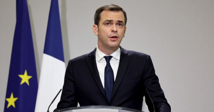 “Un ricovero al minuto per il Covid”: l’allarme del ministro della Salute francese. Nuova stretta: discoteche chiuse per 4 settimane