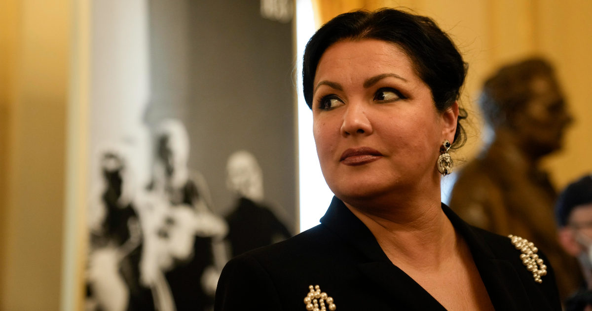 Anna Netrebko, soprano russa licenziata dopo l’invasione dell’Ucraina fa causa al Metropolitan