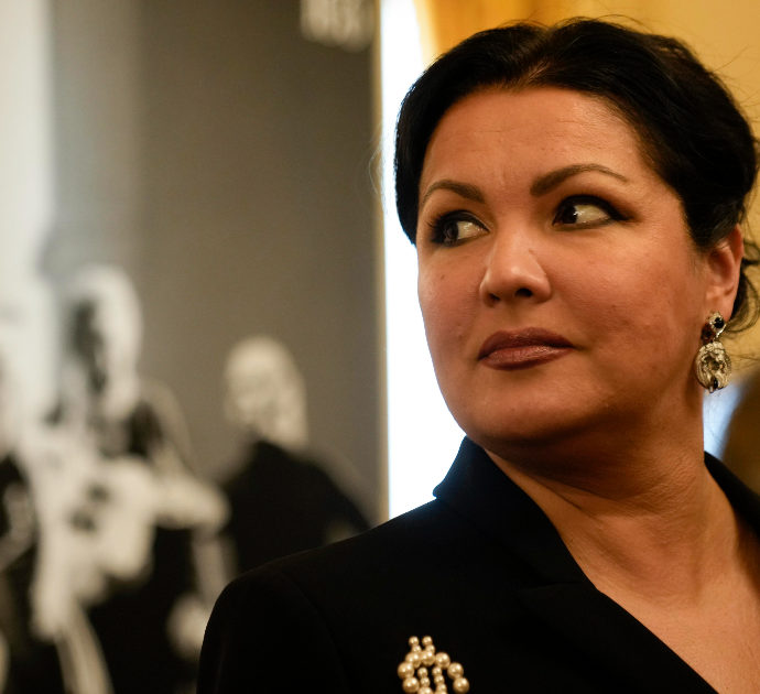 Anna Netrebko, soprano russa licenziata dopo l’invasione dell’Ucraina fa causa al Metropolitan