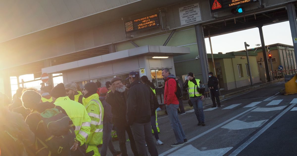 Portuali di Trieste, dopo le proteste arrivano i licenziamenti. Volk: “Tre quarti di noi è vaccinato, siamo contro il pass. Dal 2020 qui nessuno ha fatto rispettare norme sanitarie