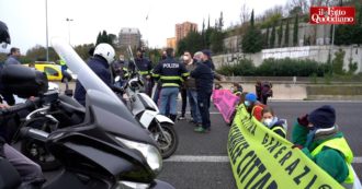 Clima, attivisti di Extinction Rebellion bloccano il raccordo di Roma per protesta: “I governi ci ascoltino”. Proteste e insulti dagli automobilisti