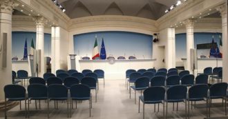 Copertina di Mario Draghi rifà il look alla sala stampa di Palazzo Chigi in nome della sobrietà: l’ultimo restyling fu di Berlusconi. Ecco come sarà
