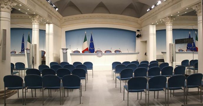 Mario Draghi rifà il look alla sala stampa di Palazzo Chigi in nome della sobrietà: l’ultimo restyling fu di Berlusconi. Ecco come sarà