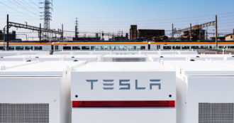 Copertina di Tesla giù in borsa dopo l’apertura di un’indagine sulla divisione pannelli solari. Omesso il rischio di incendio tra le avvertenze