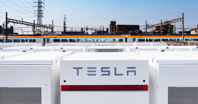 Tesla giù in borsa dopo l’apertura di un’indagine sulla divisione pannelli solari. Omesso il rischio di incendio tra le avvertenze