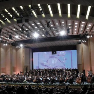 Copertina di Come uccidere il teatro di Firenze con spettacoli da ricchi