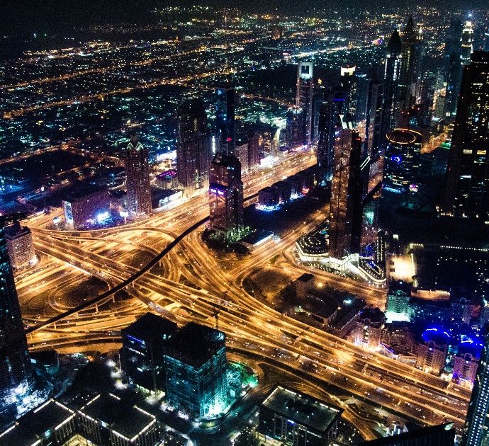 Gli Emirati Arabi rivoluzionano il calendario: dalle 12 del venerdì inizia il weekend. “Così si concilia meglio l’equilibrio vita-lavoro”